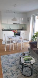 eine Küche und ein Wohnzimmer mit einem Tisch und Stühlen in der Unterkunft Bed and Breakfast Mittelkärnten in Althofen