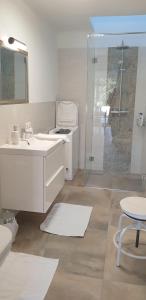 ein Badezimmer mit zwei Waschbecken und einer Glasdusche in der Unterkunft Bed and Breakfast Mittelkärnten in Althofen