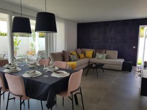 阿爾考斯布里的住宿－Preciosa casa en Alcossebre，客厅配有桌子和沙发