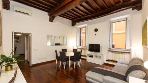 A television and/or entertainment centre at Cartari Rental in Rome Apartment