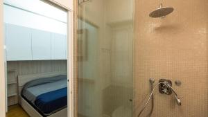 A bathroom at Cartari Rental in Rome Apartment Még 24 kép