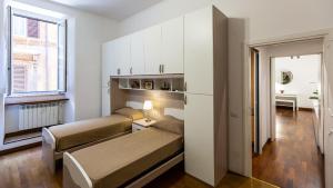 A bed or beds in a room at Cartari Rental in Rome Apartment