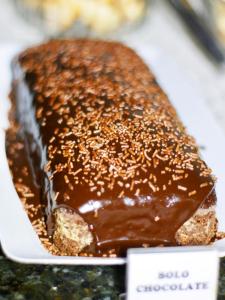 um bolo de chocolate em cima de um prato em Jalapão Hotel em Palmas