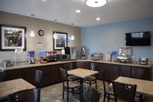 a bar in a restaurant with tables and chairs at Best Western Lake Conroe in Montgomery