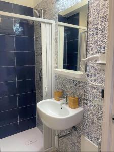 Et badeværelse på Chiarilù Casa Vacanze + 12 billeder