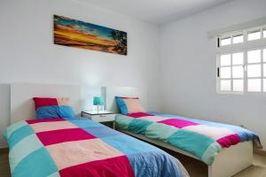 two beds sitting next to each other in a bedroom at Casa Buenavista in Hoya de Pineda