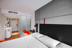 
Кровать или кровати в номере Максима Домодедово Отель
