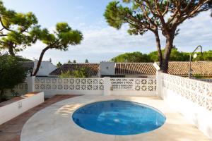 ein Swimmingpool im Hinterhof eines Hauses in der Unterkunft La Casa Chica in La Cala de Mijas