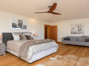 A bed or beds in a room at Willowview - coastal retreat, stunning views