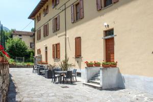 a patio with tables and chairs and a building at Appartamenti Villa Giulia in Bellagio