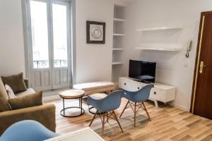sala de estar con sofá y TV en For You Rentals Puerta del Sol Apartments PRE10B, en Madrid
