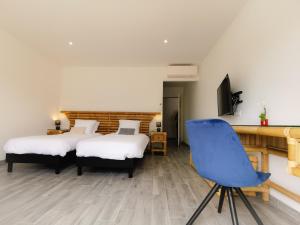 En eller flere senge i et værelse på Domaine des Bois Argentés