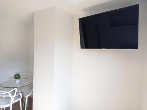 Televízia a/alebo spoločenská miestnosť v ubytovaní Apartamentos Hi Apartaments Santander 3000
