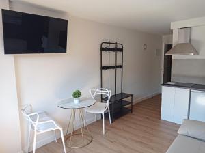 Kuchyňa alebo kuchynka v ubytovaní Apartamentos Hi Apartaments Santander 3000