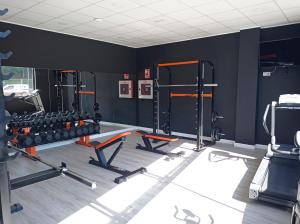 Posilňovňa alebo fitness centrum v ubytovaní Apartamentos Hi Apartaments Santander 3000
