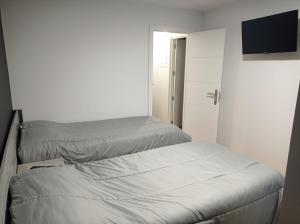 Posteľ alebo postele v izbe v ubytovaní Apartamentos Hi Apartaments Santander 3000