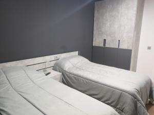 Posteľ alebo postele v izbe v ubytovaní Apartamentos Hi Apartaments Santander 3000