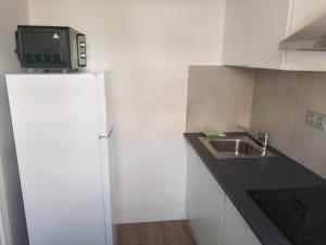 Kuchyňa alebo kuchynka v ubytovaní Apartamentos Hi Apartaments Santander 3000