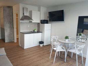 Kuchyňa alebo kuchynka v ubytovaní Apartamentos Hi Apartaments Santander 3000