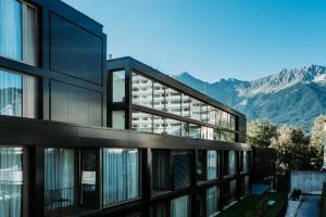 un edificio de oficinas con vistas a las montañas en Blackhome Innsbruck City South I contactless check-in en Innsbruck