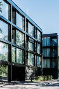 ein Bürogebäude mit schwarzer Fassade in der Unterkunft Blackhome Innsbruck City South I contactless check-in in Innsbruck
