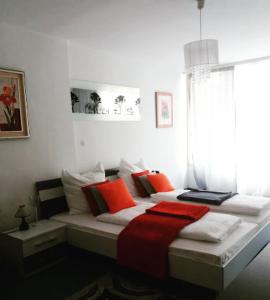 um quarto com uma cama grande com almofadas laranja e branca em Hotel Restaurant Toscana em Bad Orb