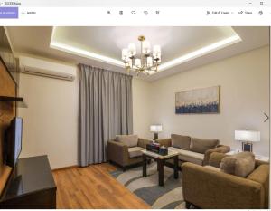 哈費爾巴廷的住宿－Boudl Al Maidan，客厅配有沙发和桌子