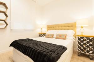 Säng eller sängar i ett rum på For You Rentals Puerta del Sol Apartments PRE10B