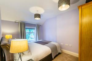 een slaapkamer met een bed en een raam bij Middlethorpe Manor - No1 Relax and Unwind in York