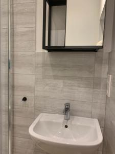 bagno con lavandino bianco e specchio di Ziel a Kaub