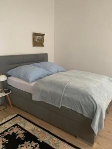 考布的住宿－Ziel，卧室内的一张床位,地板上铺有地毯