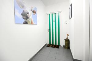 un couloir avec une photo d'une vache sur le mur dans l'établissement Kustverhuur, Appartement aan zee, Port Scaldis 05042, à Breskens