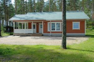 a small house in the middle of a forest at Ruoke Holiday Village in Kesälahti