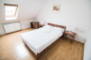 Transylvania Guest House في براشوف: غرفة نوم بسرير كبير ونافذة