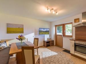 een keuken en een woonkamer met een tafel en een eetkamer bij Appartement Salvenblick in Hopfgarten im Brixental