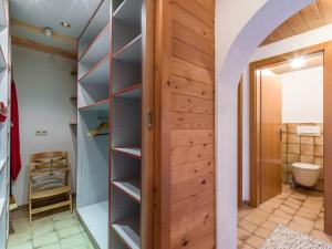 Zimmer mit einem Schrank und einer Holztür in der Unterkunft Appartement Salvenblick in Hopfgarten im Brixental
