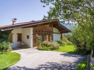 una piccola casa con un sentiero che la porta di Appartement Salvenblick a Hopfgarten im Brixental