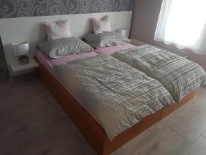 Postel nebo postele na pokoji v ubytování Flamingó Apartmanház