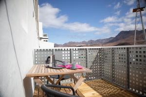 a table on a balcony with a view of the mountains at El blanquizal in San Nicolás