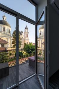 een raam met uitzicht op een gebouw bij Apart Hotel Fusion in Tsjernivsi