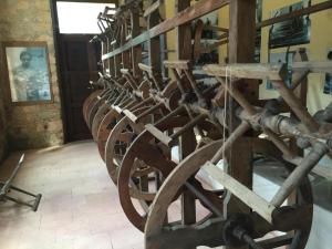 a row of antique wooden wheels in a room at Magnifica Casa in Mendicino