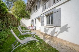 un groupe de chaises assis à l'extérieur d'une maison dans l'établissement Etxeko txikia, à Anglet