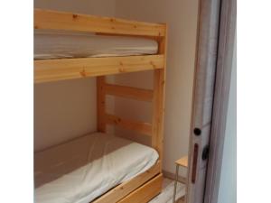 モンジェネヴルにあるAppartement Montgenèvre, 2 pièces, 6 personnes - FR-1-445-34の小さな部屋の二段ベッド1台分です。