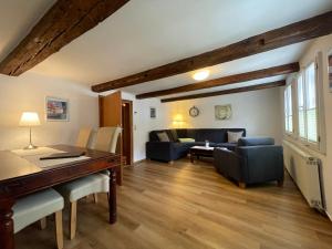 ein Wohnzimmer mit einem Tisch und einem Sofa in der Unterkunft Urlaub im Fachwerk - Das Sattlerhaus in Quedlinburg