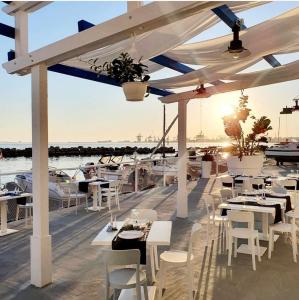 A restaurant or other place to eat at Room27