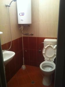 ソゾポルにあるオレンジ ハウスのバスルーム(トイレ、洗面台付)
