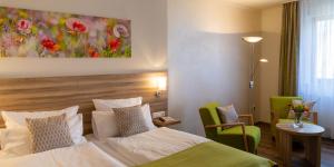 een hotelkamer met een bed en een tafel bij Landgasthof May in Willanzheim