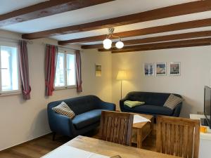 ein Wohnzimmer mit 2 blauen Sofas und einem Tisch in der Unterkunft Urlaub im Fachwerk - Klink in Quedlinburg