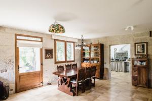 Un comedor con mesa y sillas de madera. en Villa Casa de Campo Los Carballos, en Tomiño