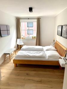ein Schlafzimmer mit einem großen Bett und einem Fenster in der Unterkunft Haigis Lodge in Annaberg im Lammertal